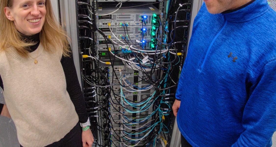 Anna-Lena Eckert and Dominik Endres in front of a computer rack