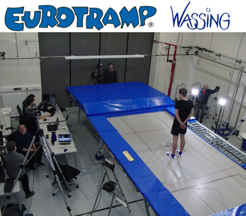 A test person stands on a trampoline and waits for a measurement.